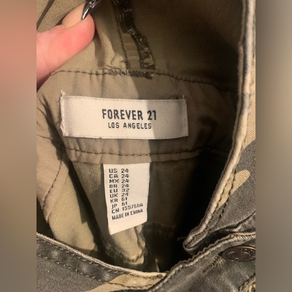 Forever 21 women’s Camo print overalls size 0 Like new condition offers welcome! - Picture 3 of 6